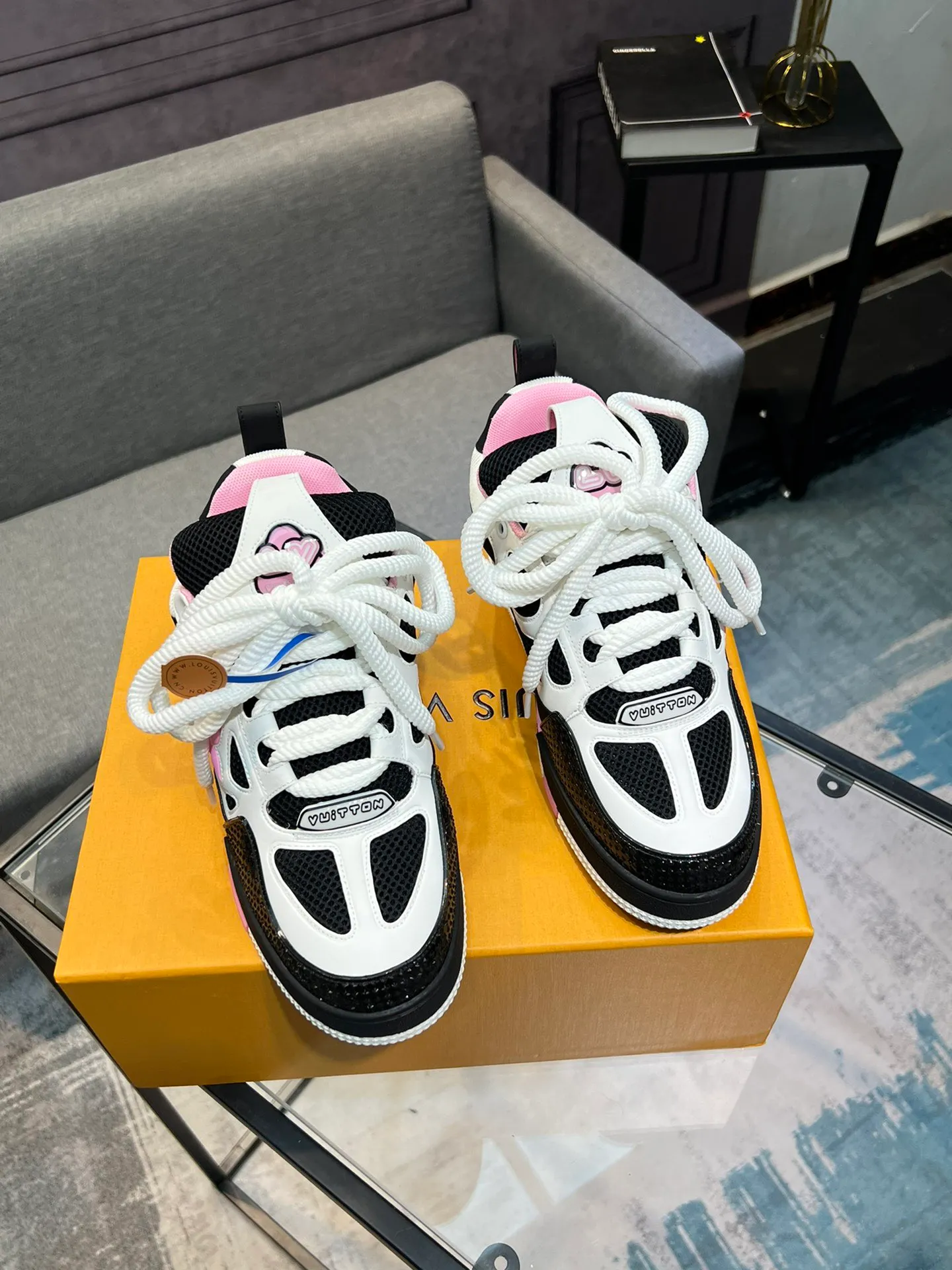 Men's men's shoes💰800 LV top version new style purchasing quality LV~Louis Vuitton LV TRAINER's best-looking sneakers, donkey brand strongly promotes new products, official website limited edition retro basketball sneakers! Both high-top and low-top models spent money to purchase 1:1 accurate reproductions of the originals. The details are invincible and full of sincerity. The imported custom-made original cowhide leather is the same as the original package. The details are 100% restored. The private model customizes the original one-piece TPU outsole. It is different from other brands. Without the original version, this effect cannot be achieved!                Men's and women's models 35-40 39-45 (46 is custom-made and cannot be returned or exchanged)
